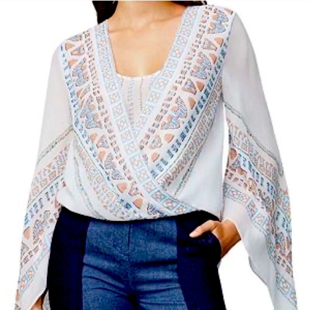 BCBGMaxAzria 100% silk Kasia
Flare Sleeve Geometric Top
Blouse boho Small